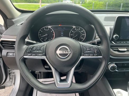 Used 2024 Nissan Altima 2.5 SV FWD image 17