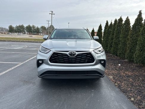 Certified 2025 Toyota Highlander XLE image 3