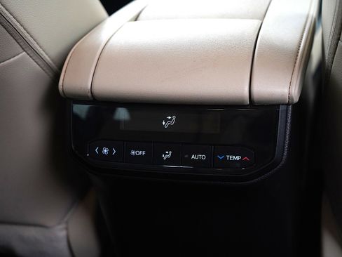 Used 2024 Toyota Highlander XLE image 16