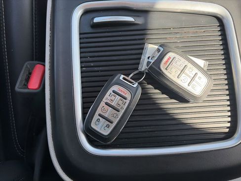 Used 2024 Chrysler Pacifica Touring-L FWD image 23