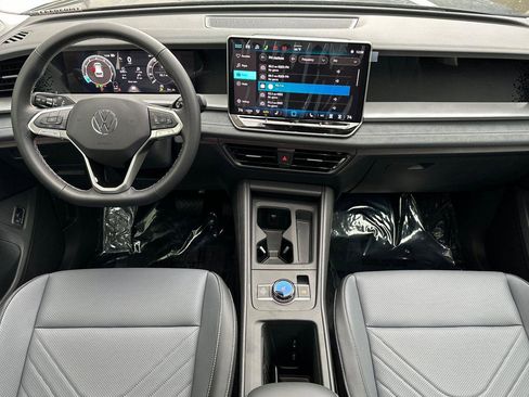 New 2026 Volkswagen Tiguan SE image 12
