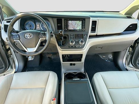 Used 2020 Toyota Sienna XLE image 3