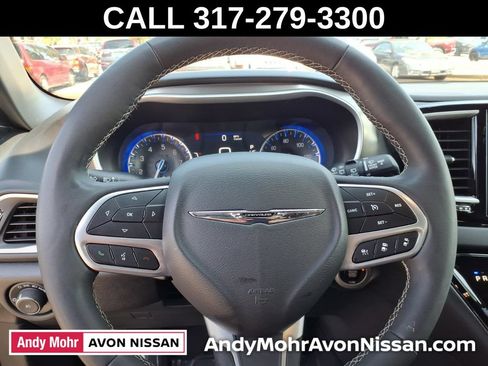 Used 2025 Chrysler Pacifica Select FWD image 22