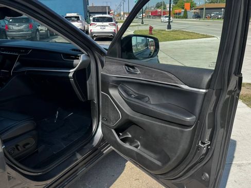 Used 2022 Jeep Grand Cherokee L Limited AWD/4WD image 16
