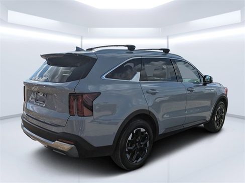 Used 2024 Kia Sorento S image 3