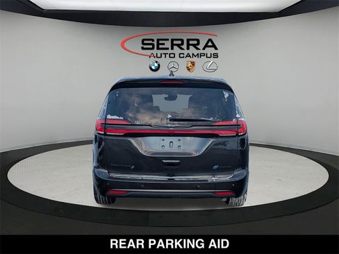 Used 2022 Chrysler Pacifica Limited w/ Uconnect Theater Family Group image 14