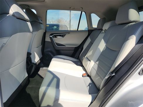 Used 2019 Toyota RAV4 Limited image 10
