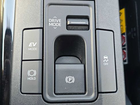 Used 2025 Toyota Prius XLE FWD image 33