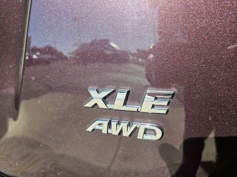 Used 2018 Toyota RAV4 XLE AWD/4WD image 31