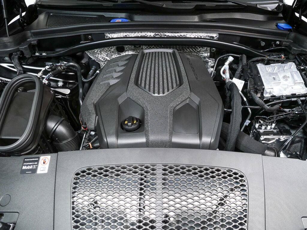 Certified 2026 Porsche Macan AWD/4WD image 35
