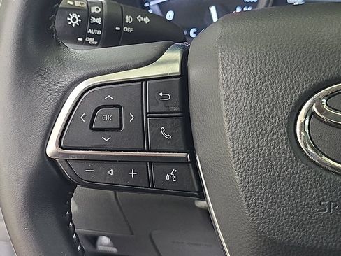 Used 2020 Toyota Highlander XLE AWD/4WD image 20