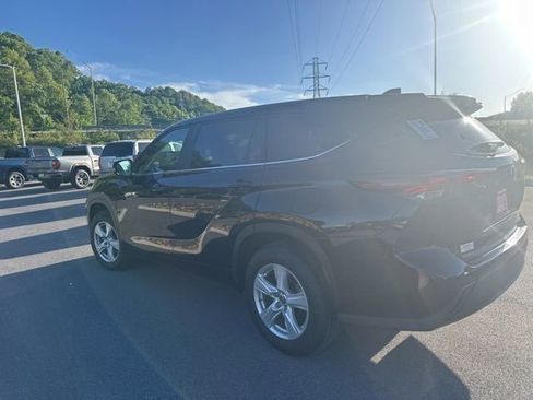 Used 2024 Toyota Highlander LE FWD image 18