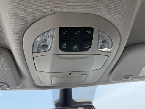 Used 2023 Chrysler Pacifica Touring-L FWD image 32