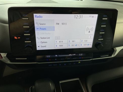 Used 2023 Toyota Sienna LE AWD/4WD image 19
