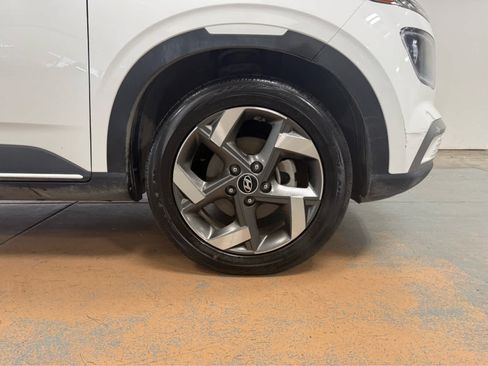 Used 2022 Hyundai Venue Limited FWD image 8
