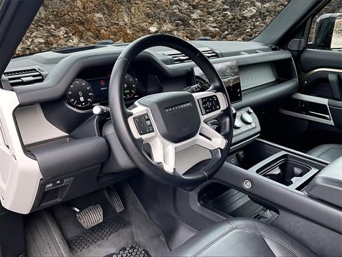 Used 2024 Land Rover Defender 110 SE image 11