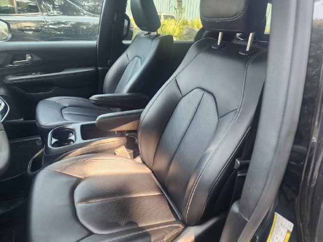 Used 2025 Chrysler Pacifica Select FWD image 4