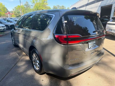 Used 2025 Chrysler Pacifica Select FWD image 7