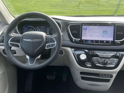 Used 2024 Chrysler Pacifica Touring-L FWD image 13