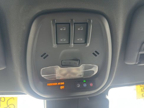 Used 2024 Chevrolet Trax RS w/ Sunroof Package FWD image 36