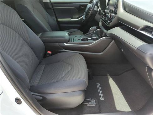 Used 2021 Toyota Highlander LE FWD image 20