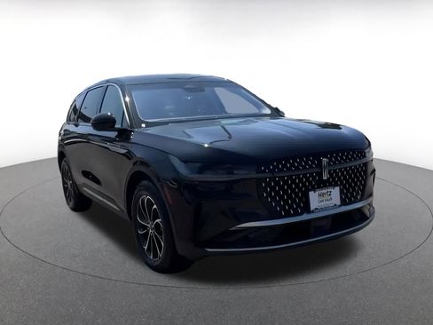 Used 2024 Lincoln Nautilus Premier image 3