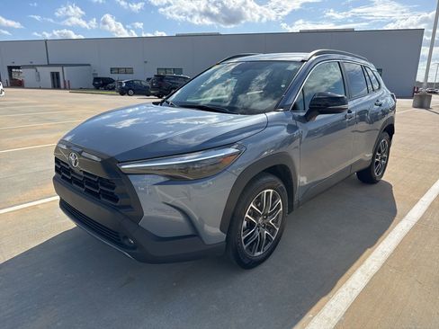 Used 2026 Toyota Corolla Cross XLE image 3