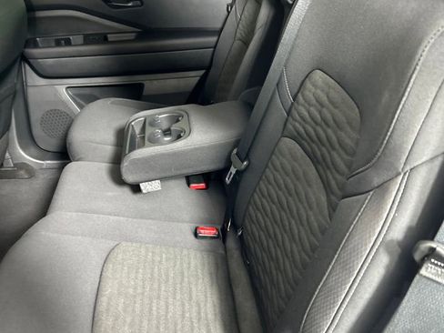 Used 2025 Nissan Pathfinder SV image 17