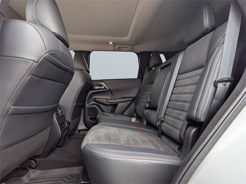 Used 2023 Mitsubishi Outlander SE image 14