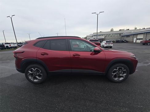 Certified 2025 Chevrolet Trax LT w/ LT Convenience Package image 2