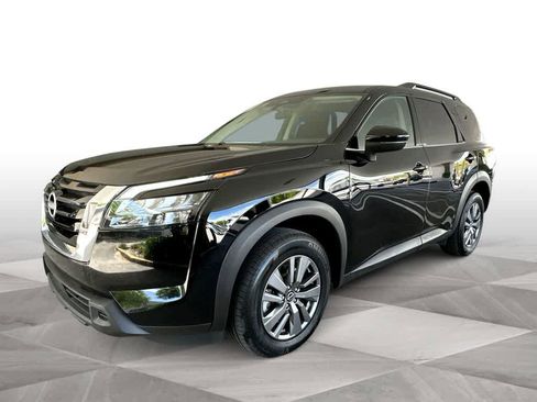 Used 2025 Nissan Pathfinder SV image 4