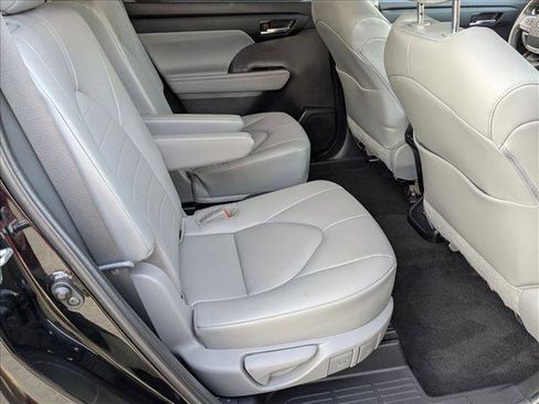 Used 2023 Toyota Highlander XLE image 21