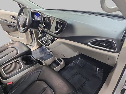 Used 2023 Chrysler Pacifica Touring-L image 11