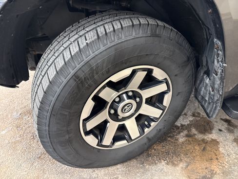Used 2019 Toyota 4Runner TRD Off-Road AWD/4WD image 4