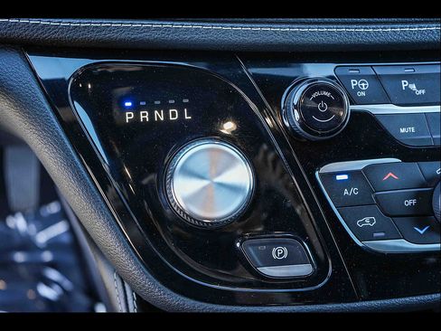 Used 2022 Chrysler Pacifica Limited w/ Uconnect Theater Family Group FWD image 22