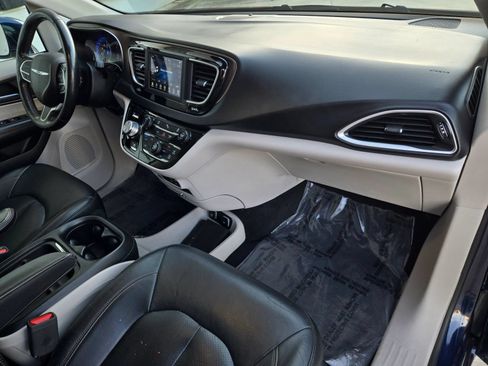 Used 2019 Chrysler Pacifica Touring-L FWD image 2