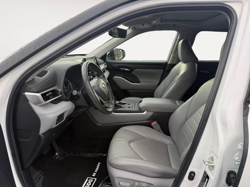 Used 2022 Toyota Highlander XLE image 10