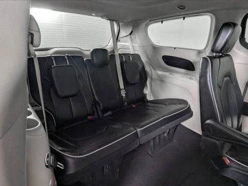 Used 2023 Chrysler Pacifica Limited FWD image 22
