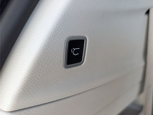 Used 2023 Chrysler Voyager LX FWD image 13