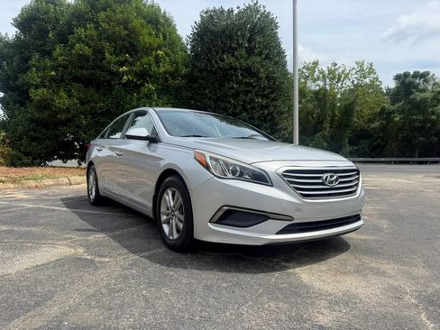 Used 2016 Hyundai Sonata SE FWD image 2