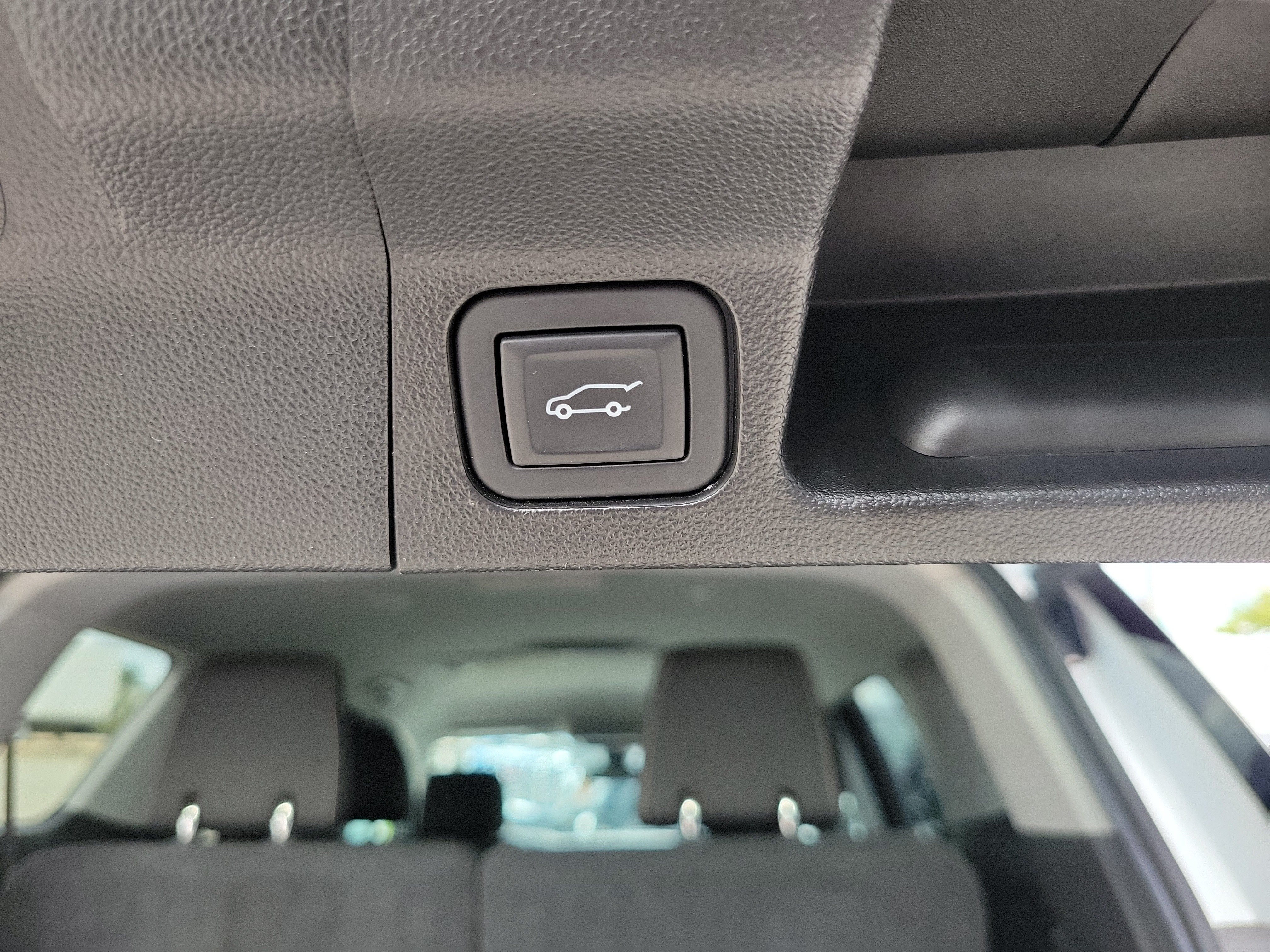 Used 2023 GMC Acadia SLE w/ Driver Convenience Package FWD image 17