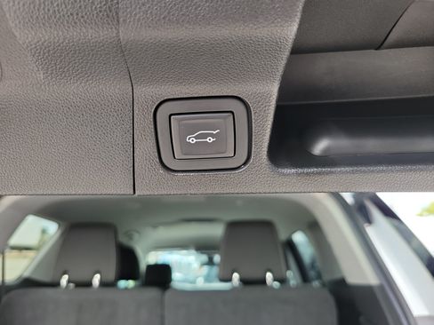 Used 2023 GMC Acadia SLE w/ Driver Convenience Package FWD image 17