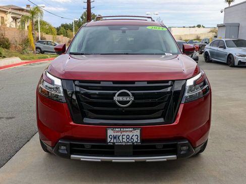 Used 2024 Nissan Pathfinder SL w/ Black Appearance Package image 9