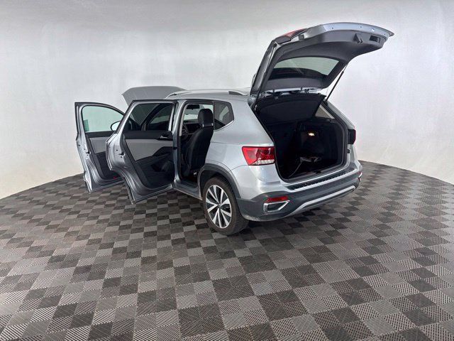 Used 2022 Volkswagen Taos SE w/ IQ.Drive SE Package FWD image 18