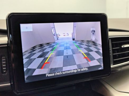 Used 2022 Ford Explorer XLT w/ Equipment Group 202A image 3