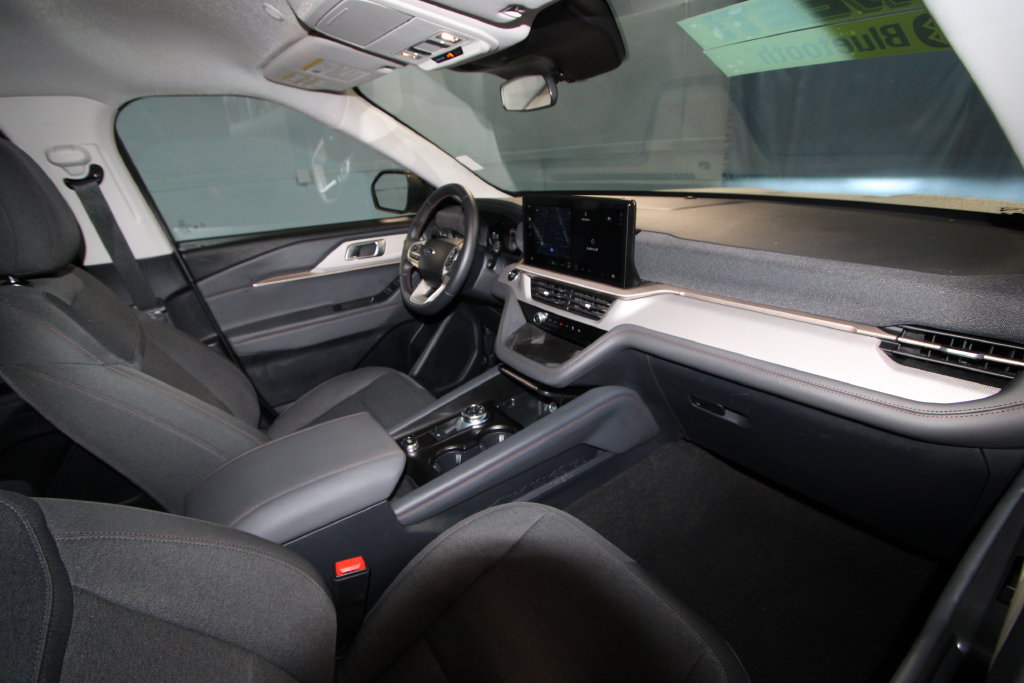 Used 2025 Ford Explorer Active AWD/4WD image 23