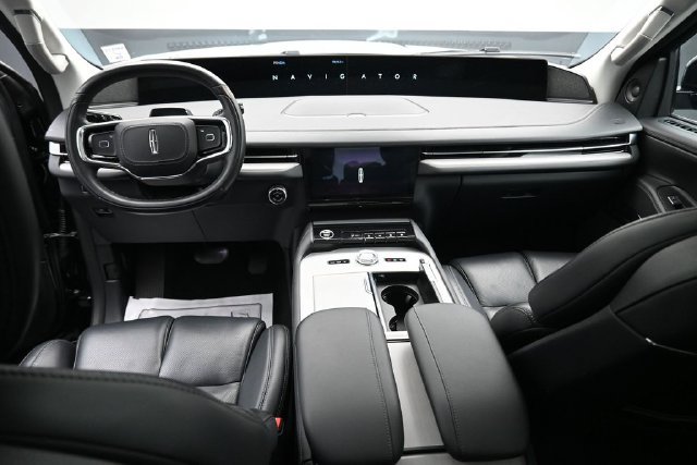 Certified 2025 Lincoln Navigator Reserve AWD/4WD image 22