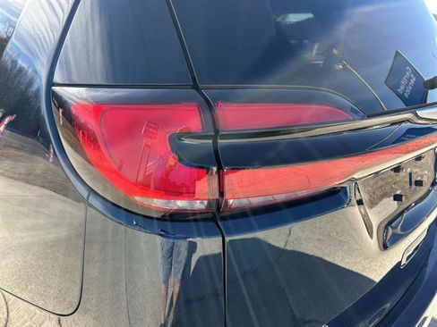 Used 2024 Chrysler Pacifica Select image 11