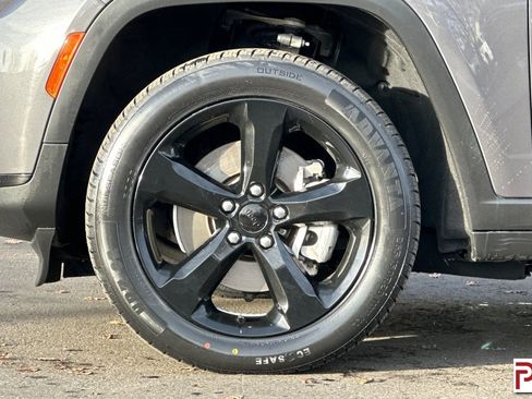 Used 2022 Jeep Grand Cherokee L Laredo image 35