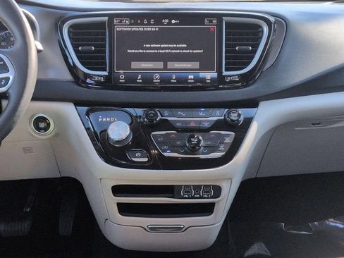 Used 2023 Chrysler Pacifica Touring-L FWD image 26